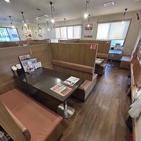 女子会や仕事帰りの一杯など使い勝手抜群なテーブル席