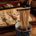 【名物山形板そば！香りと喉ごしを楽しむ名物メニュー】風味豊かなそば粉を使用し、ツルっと喉ごし良く仕上げた山形板そば！出汁の効いたつゆで楽しむのはもちろん、薬味を添えて味変も！飲み会に〆にもメインにもなる当店自慢の逸品をぜひご堪能ください！