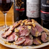 厳選した黒毛和牛のローストビーフサラダも大好評。カブリオの肉料理メニューは種類も豊富でオススメ！