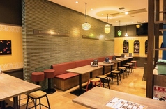 テーブル席＋奥カウンター / &nbsp;入口 左側