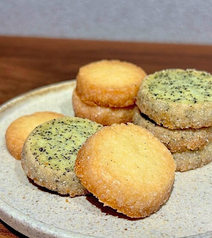 【当店人気の自家製焼き菓子あり】