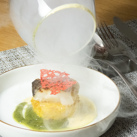 お昼からお酒も楽しめる大人の隠れ家♪驚くような演出付のこだわり料理が大好評