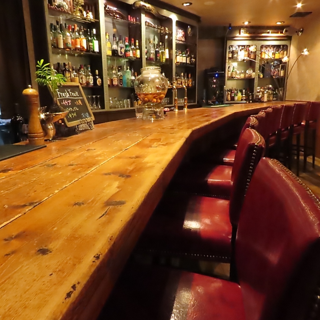 豊富な酒が揃い、カウンターチェアも座り心地抜群♪♪