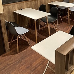 こちらは2Fにある全10席のテーブル席でございます。テーブル席では友人や家族とゆっくりと会話を楽しむことができ美味しい食事や飲み物をテーブル席で楽しむことで、食事の味わいを深めることができます。また店内の雰囲気をゆっくりと楽しむことができ、自分のペースで食事や飲み物を堪能することができます。
