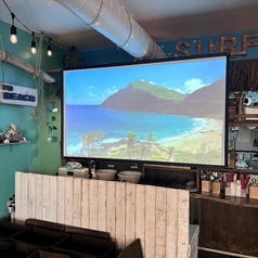 80インチ大型スクリーンのプロジェクター＆マイクが完備となりました!!こちらは無料貸し出しですので幹事様はお気軽にご相談下さいませ！大切な日の演出に盛り上がる事間違いなし♪