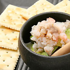 えびとアボカドのタルタル クラッカー付