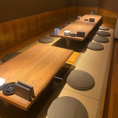 小上がりのテーブル席も各種ございます。4名で着席できるお席なので、ご家族やご友人とのお食事にもぴったり。牛タン以外にも、豚タン、馬タン、焼き鳥もございます。がっつりお肉を楽しみたい際に、是非ご利用お待ちしております!