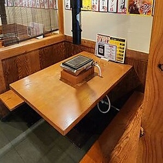グループ利用にぴったりなテーブル席を完備しております。親しい友人との飲み会や普段使いのお食事に最適です。