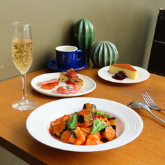 パスタの選べるコース。お飲み物2杯とデザート付の写真