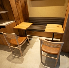 お友達とのご休憩やデートといったシーンに使いやすい2名様用のテーブル席です。洗練されたデザインのインテリアがモダンでスタイリッシュな印象のお席となっており、ホワイトの照明が爽やかで明るい空間を創り出しています。※画像は系列店