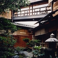 夕食は本格的な京懐石で、随所に京都らしい食材をつめこんだお食事をご用意しております。