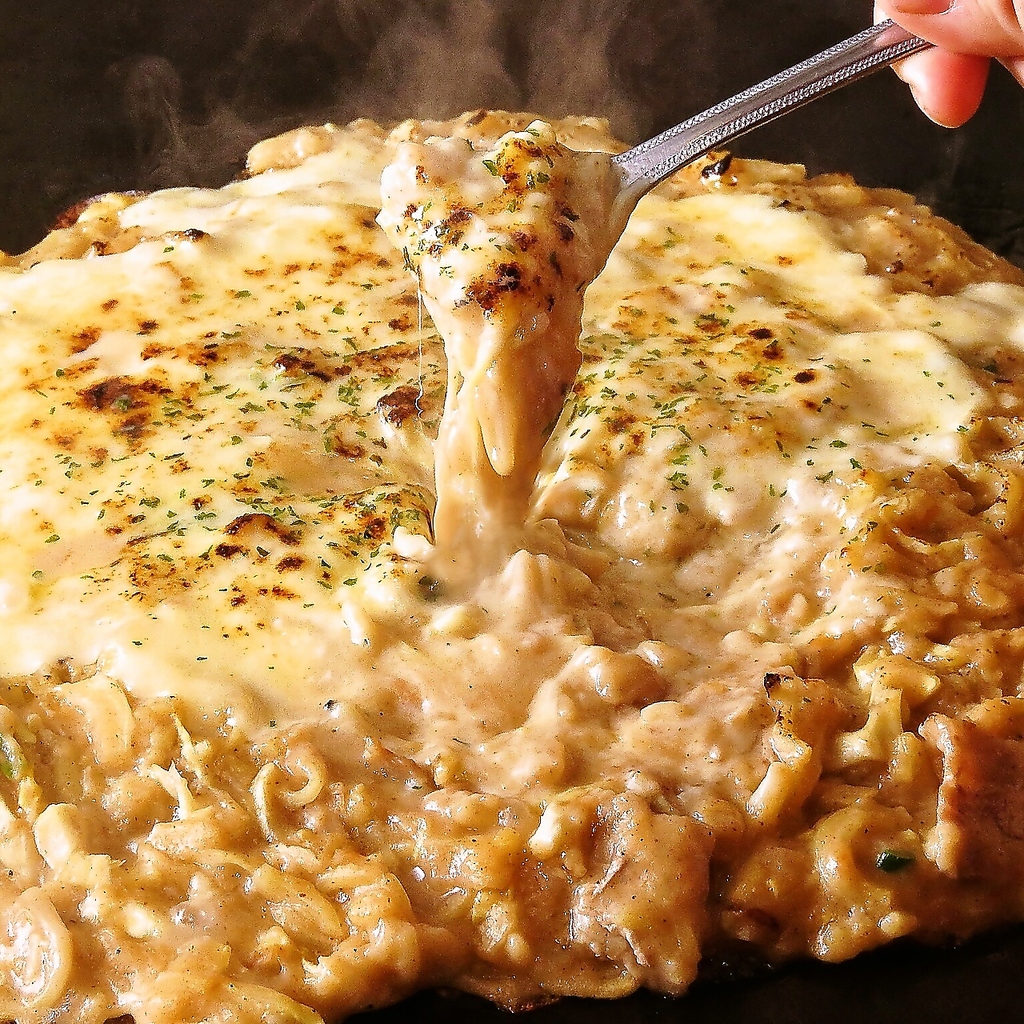 店長オススメ豚肉チーズもんじゃ!!チーズ・もち・豚肉は間違いない組み合わせ!!ぜひお試しください★