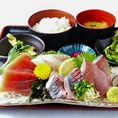 こだわりのランチ定食を豊富にご用意。厚切りが自慢の大人気「刺身定食」や、お刺身用の鯵を贅沢にフライにした「アジフライ定食」など新鮮な海の幸を心ゆくまでご堪能いただけます。その他、多彩な丼物や御膳メニューも取り揃え、お好みに合わせてお楽しみいただけます。