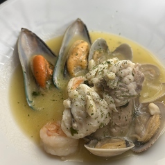 季節の魚を使ったアクアパッツァ