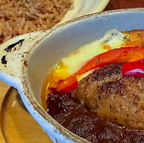 【◆至極の一品◆】特製ソースを二種楽しむ贅沢な組み合わせ。人気の白老牛煮込みハンバーグを召し上がれ。の写真