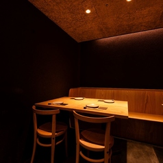 ゆったり座れるテーブル席をご用意しております。暖かみのある照明が燈る店内で、みつ囲自慢の原始焼きやおでんに季節のお刺身や天麩羅など、素材の旨味を活かした料理をご堪能ください。