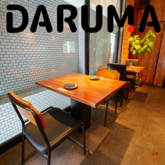 サク飲みやデートにオススメの２名席。気取らないカジュアルな雰囲気で、お酒と料理を愉しめます♪