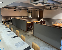 お一人様でもゆっくり料理とお酒が飲めるよう奥ゆきのあるカウンター席をご用意しております。