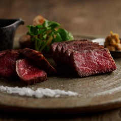 黒毛和牛鉄板焼き　黒酢黒大蒜ソース・神楽南蛮味噌・矢堅目の塩