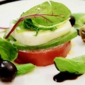 料理メニュー写真&nbsp;トマトとモッツァレラのカプレーゼ