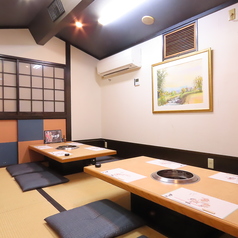 店内には、足を伸ばしてゆったりと寛げるお座敷席を多数ご用意しております。落ち着いた雰囲気の中で、ご家族やご友人とのお食事をお楽しみください。少人数から大人数まで、幅広く対応いたします。