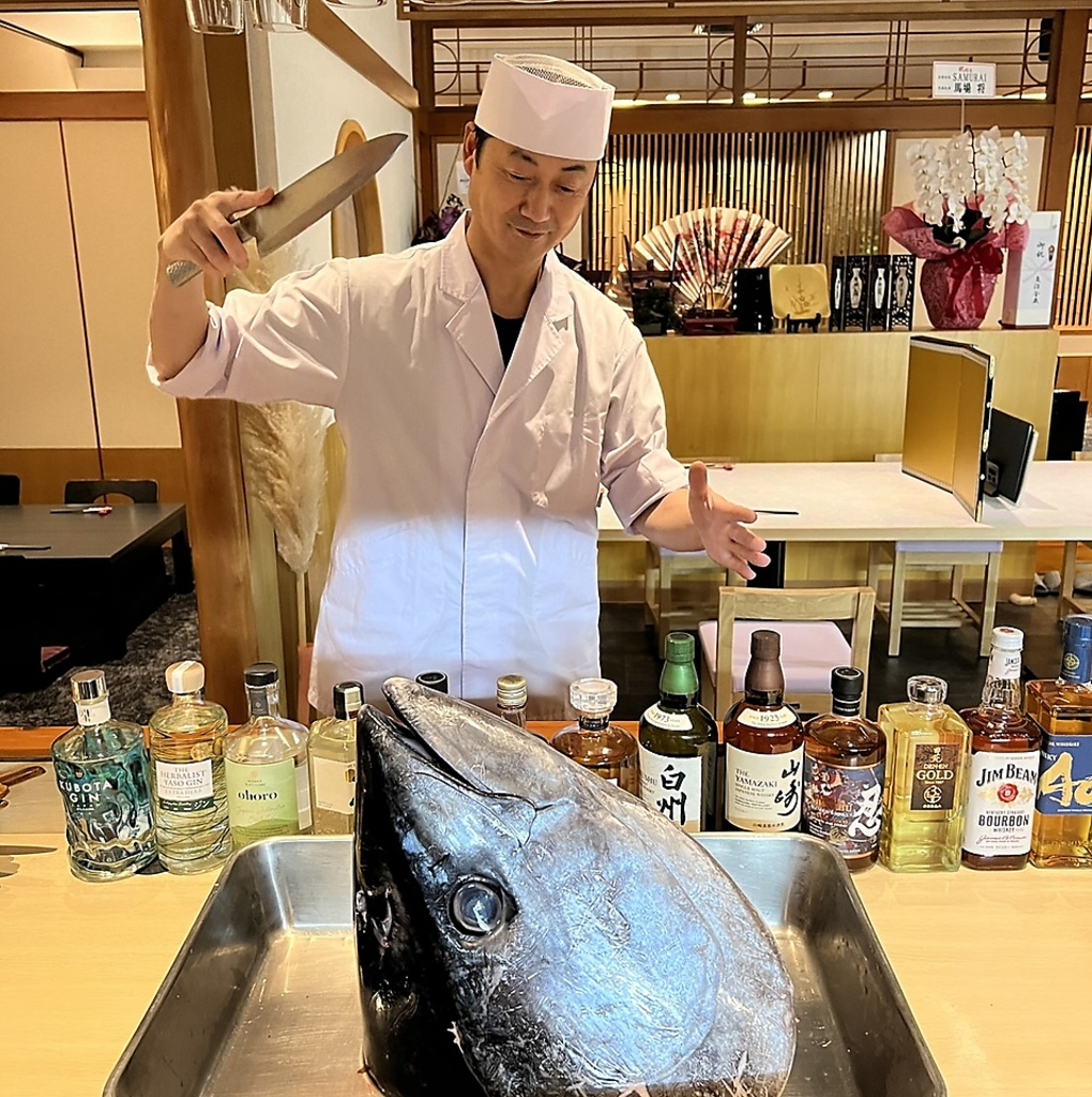 魚や肉をその場で捌く解体ショーはエンタメ性抜群。ライブ感と、新鮮な食材をお楽しみください♪