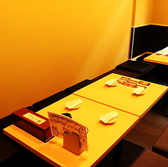 完全個室は、暖色系の壁面と落ち着いたインテリアで、他のお客様を気にすることなく、心からリラックスできるひとときを提供します。4名様から最大8名様までご利用可能な個室席を8席と幅広くご用意しております。ぜひご利用ください。