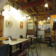 1階テーブル席（4名卓1つ、2名卓1つ）