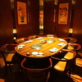 全員の顔を見合わせながら、和やかにお食事を楽しめる円卓のテーブル個室。ご家族のお祝い事や、親睦を深めたいビジネスでの会食に最適。円卓を囲むことで会話も自然と弾み、老舗が誇る厳選黒毛和牛の味わいも一層深まります。