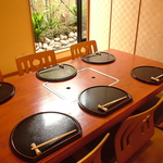 2階のお座敷は小さなお庭が見え、料理だけでなく、お部屋からも四季を感じられます。