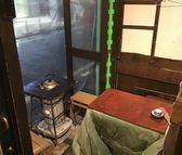 寒い時期のテラスにはストーブとコタツで上下暖かく熱燗とおでん。暖かい時期の開放的なテラスでは瓶ビール(赤星)を馬刺しや揚げ出し等が人気です。