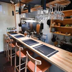 ≪カウンター◆≫扉を開けると落ち着きある空間を演出するお席をご用意しております。SNS映えも★厨房が見えるようになっておりますので、旬の食材が目の前で調理される様子をお楽しみください。お1人様からでも大歓迎のお席です◎お1人様はもちろん、デートや接待にもご利用ください