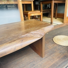 木の温もりがあふれる落ち着いた空間で、宴会や接待にも最適です。親しい友人やご家族とともにゆったりと食事を楽しむことができます。自然素材で作られたインテリアが、心地よいリラックス感を提供いたします。