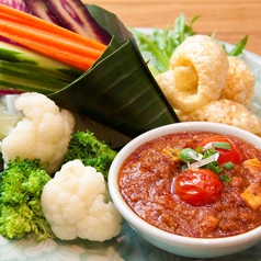 彩り野菜とトマト風味の肉味噌ディップ　「ナンプリック・オーン」