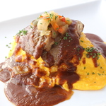 当店オススメは、一番人気がある「柔らか国産牛ホホ肉シチューオムライス」です。