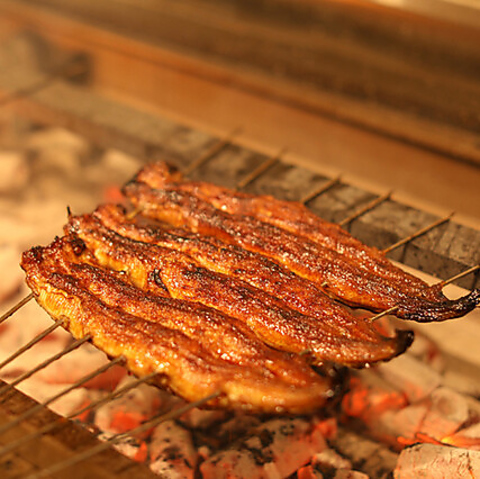 老舗卸問屋直営！炭火で焼き上げる名物一本うなぎ◎