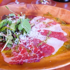 熊本を代表する食材”馬刺し”をイタリアンなカルパッチョに仕上げた自慢の一皿◎の写真