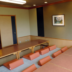 お座敷の大部屋もございます。ご家族・お仲間の集まりなどのシーンに合わせてお使いいただけます。※店舗により部屋の配置・席数が異なる場合がございます