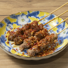 【ひつじの一休三宮店の逸品】こだわりスパイスが効いたジンギスカン串231円（税込）をお愉しみください。の写真