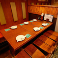 使い勝手のよい4名様用のテーブル席を4卓ご用意しております。飲み会などでのご利用はもちろん、ご家族とのお食事、趣味のお集まりにも最適です。和食の世界で長年研鑽を重ねた、腕利きの料理人による逸品を皆様でご堪能ください。