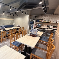 テーブルは4名様かけの席をご用意しております。