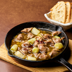 砂肝とネギのアヒージョ 焼きたてバケット