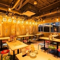 【家族との食事にぴったり♪】活気のある雰囲気が特徴の店内。大人気の飲み放題付きコースも各種ご用意しております！お子様連れのご家族や友人との少人数宴会・女子会・二次会など、様々なシーンでご利用いただけます。博多劇場で心ゆくまで満喫し、心温まるひとときをぜひ皆さまでお過ごしください。