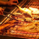 カウンター越しには大きな焼き台が。このお席めがけて来てくださるお客さんも！