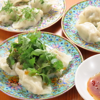 7種の水餃子は独自トッピングで見た目も華やか！