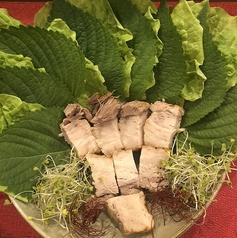 ポッサム（ハーブで蒸した豚肉サンチュ包み）
