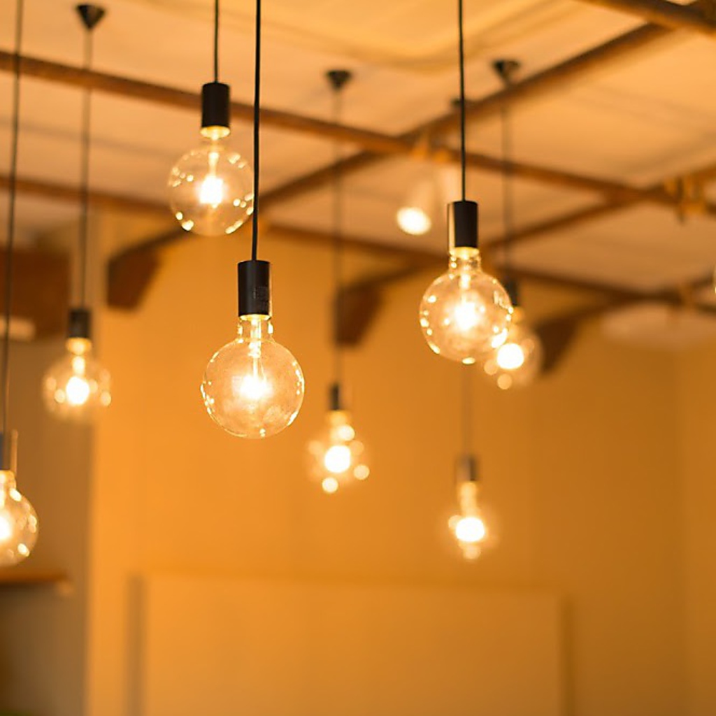 ダウンライトの店内は落ち着いた大人の空間です