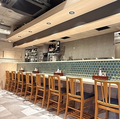 カウンター席でしっぽりお酒をお楽しみいただけます