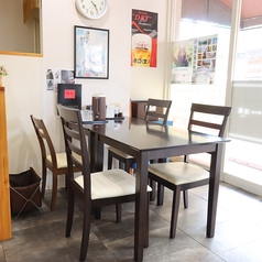 4名様掛けのテーブルが1卓ございます。開放的で活気のある店内で食べる料理はさらに美味しさを増します