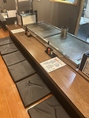 お一人様やカップルに最適な掘りごたつ式のカウンター席です。調理場に面しており、気仙沼ホルモンが鉄板で焼かれる音や、立ち昇る香りを一番近くで感じられる特等席。職人の調理風景を眺めながら、熱々のホルモンを味わえます。靴を脱いで足を下ろせるため、居心地よくお食事を楽しみたい方にぴったりです